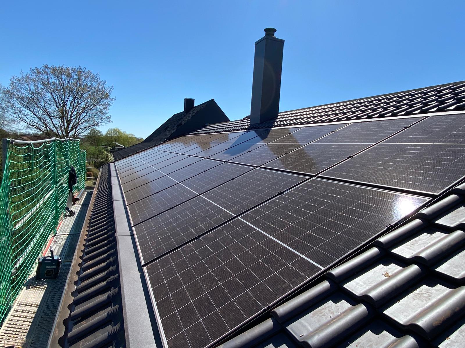 Energiedach in Sanierung: PV-Module integriert in neue Dacheindeckung mit Aufdach-System